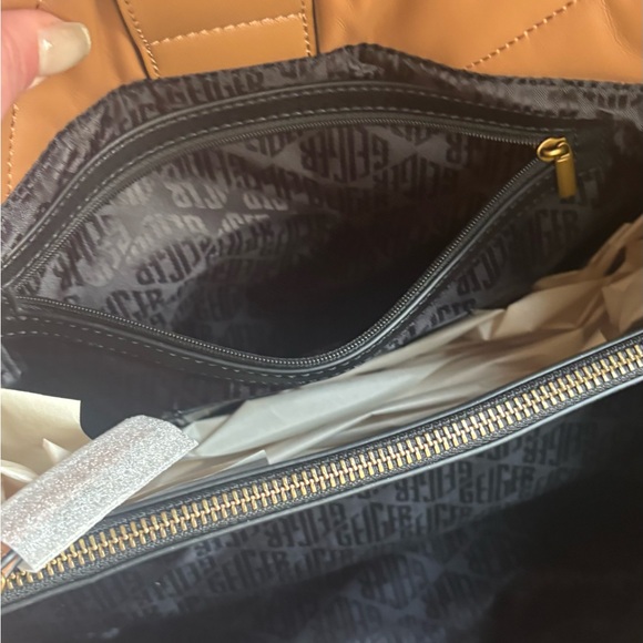 Authentic KURT GEIGER LONDON Quilted 2 compartment magnetic closure shoulder bag - Picture 9 of 17